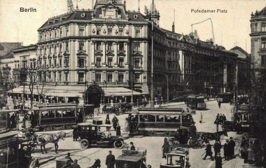 Historisches Foto vom Potsdamer Platz in Berlin mit Straßenverkehr und Gebäuden